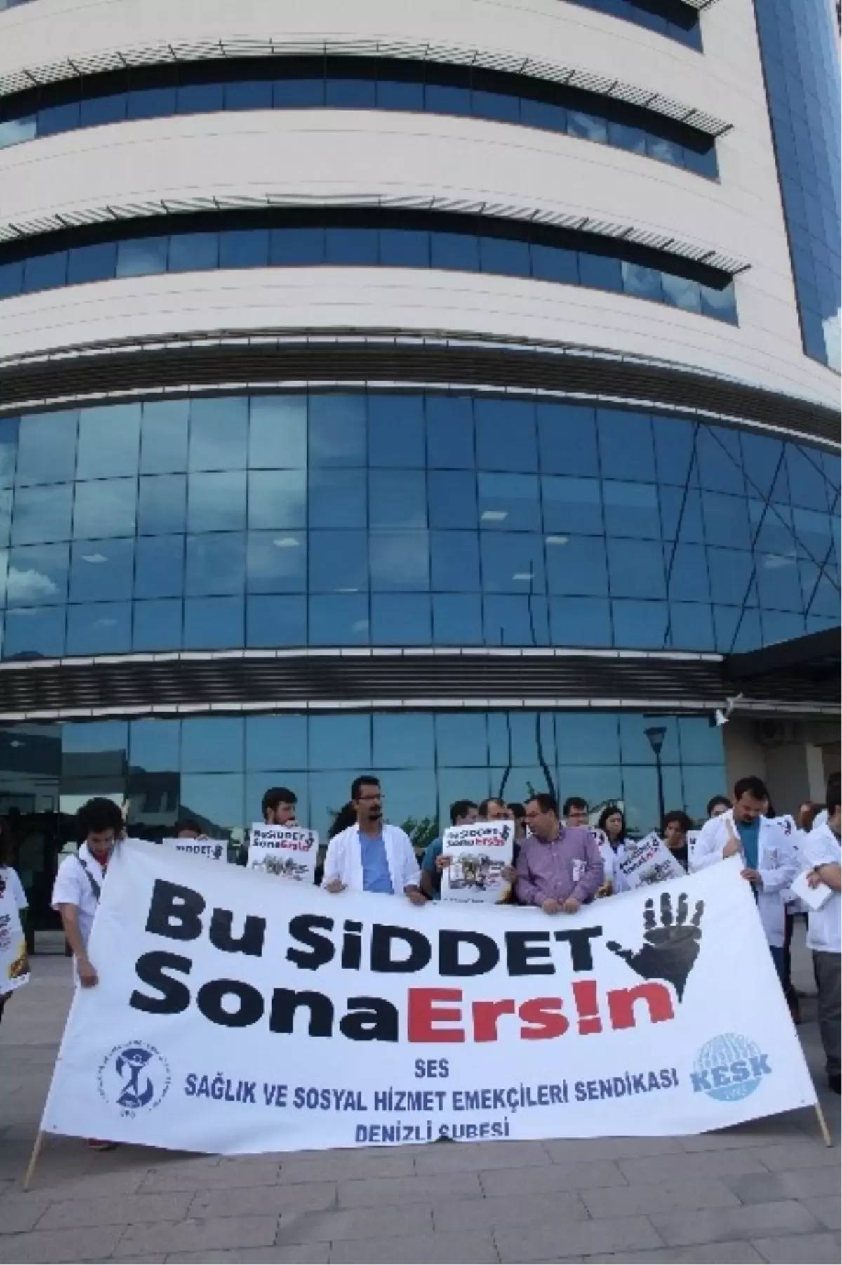 Denizli\'de Sağlık Çalışanlarından Şiddet Protestosu