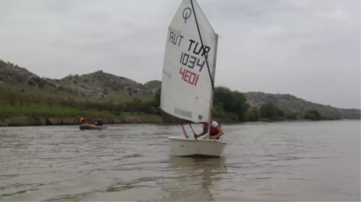 Dicle Nehri\'nde Yelken Gösterisi