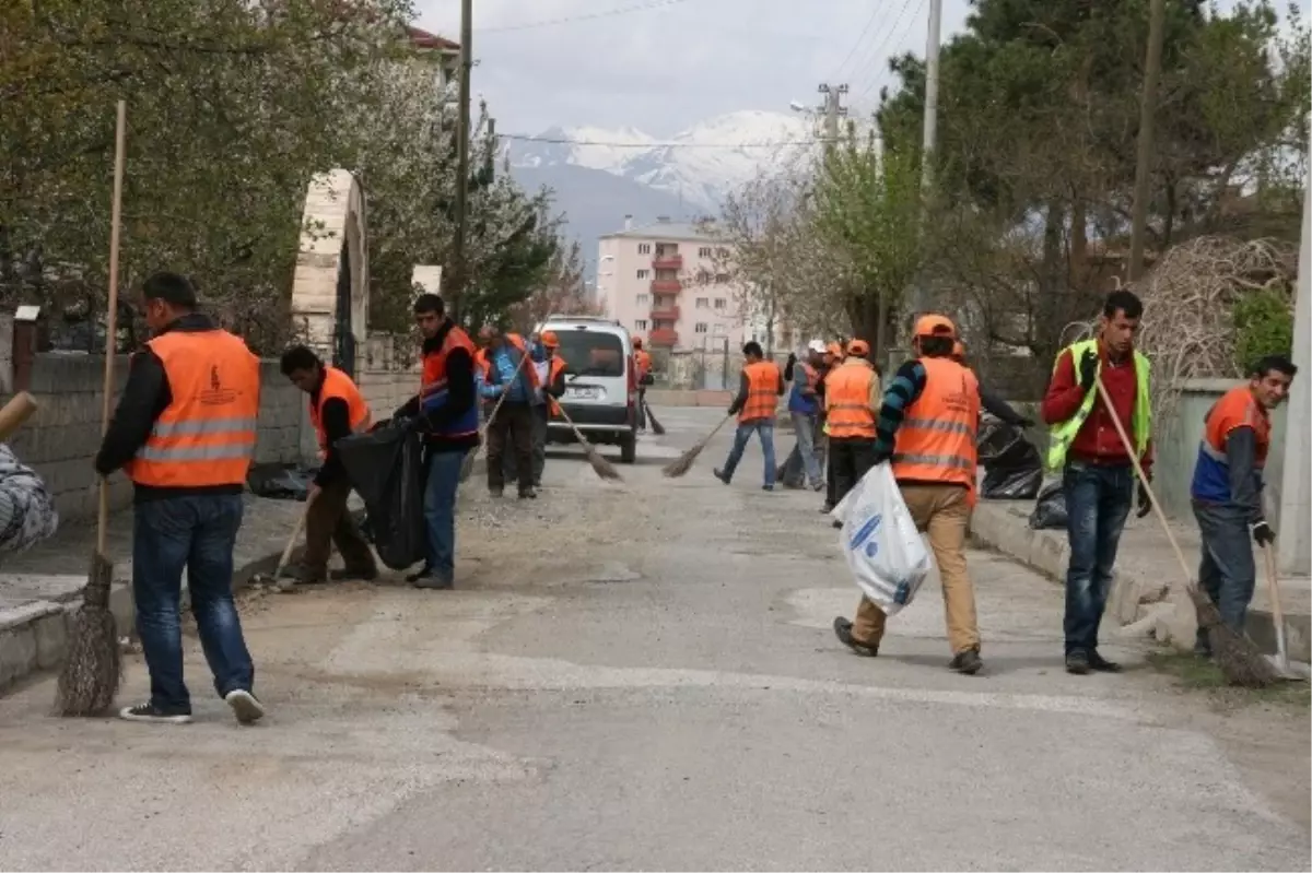 Erzincan Belediyesinden Bahar Temizliği