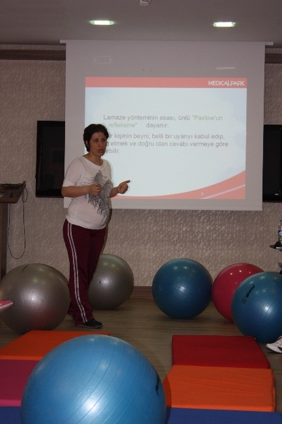Gebe Okulu\'nda Anne Adayları Pilates Sürprizi