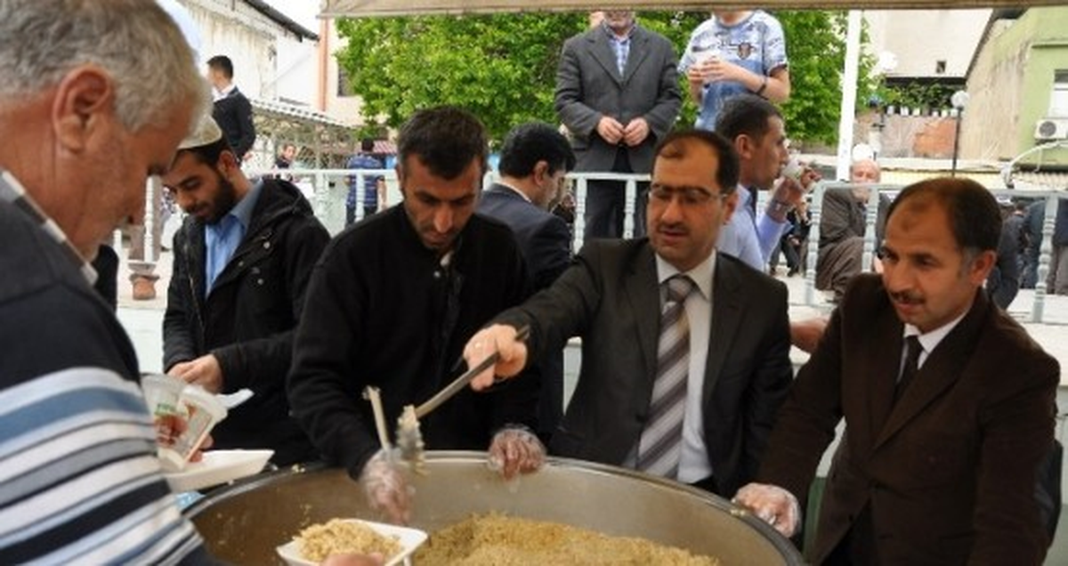 İslahiye\'de 2 Bin Kişiye Pilav Dağıtıldı