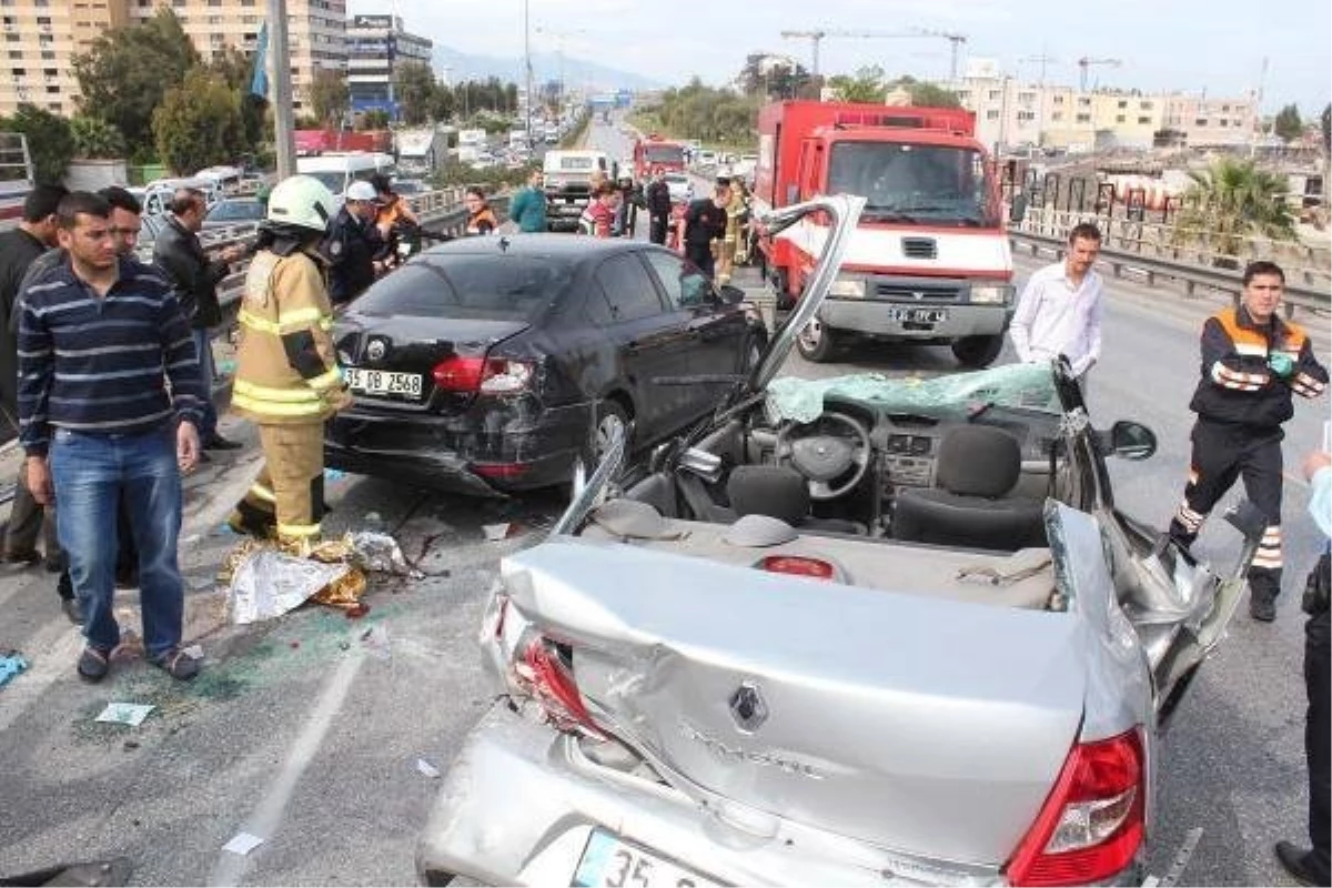 İzmir\'de Altı Aracın Karıştığı Kazada Üç Yaralı Var