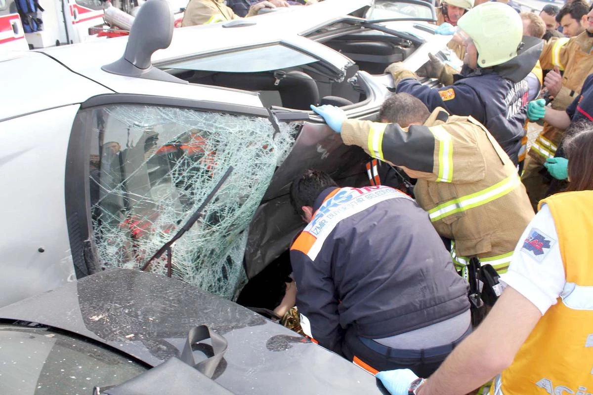 İzmir\'de Zincirleme Trafik Kazası: 3 Yaralı