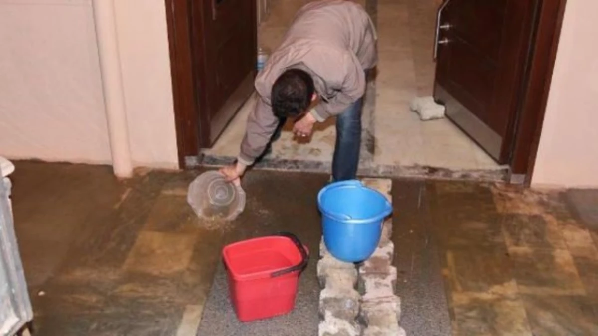 Avcılar\'da Kanalizasyon Suyu 4 Daireyi Bastı