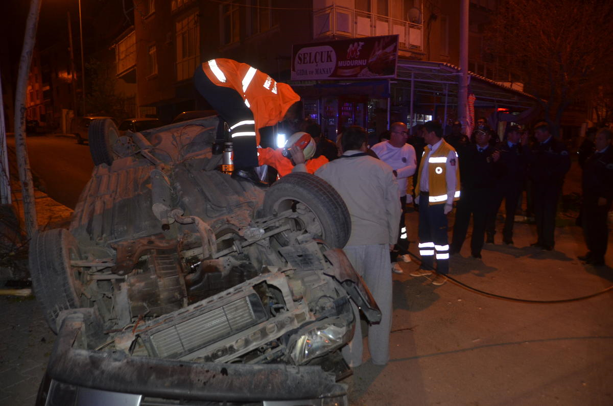 Karaman\'da Otomobil Ağaca Çarptı: 1 Yaralı
