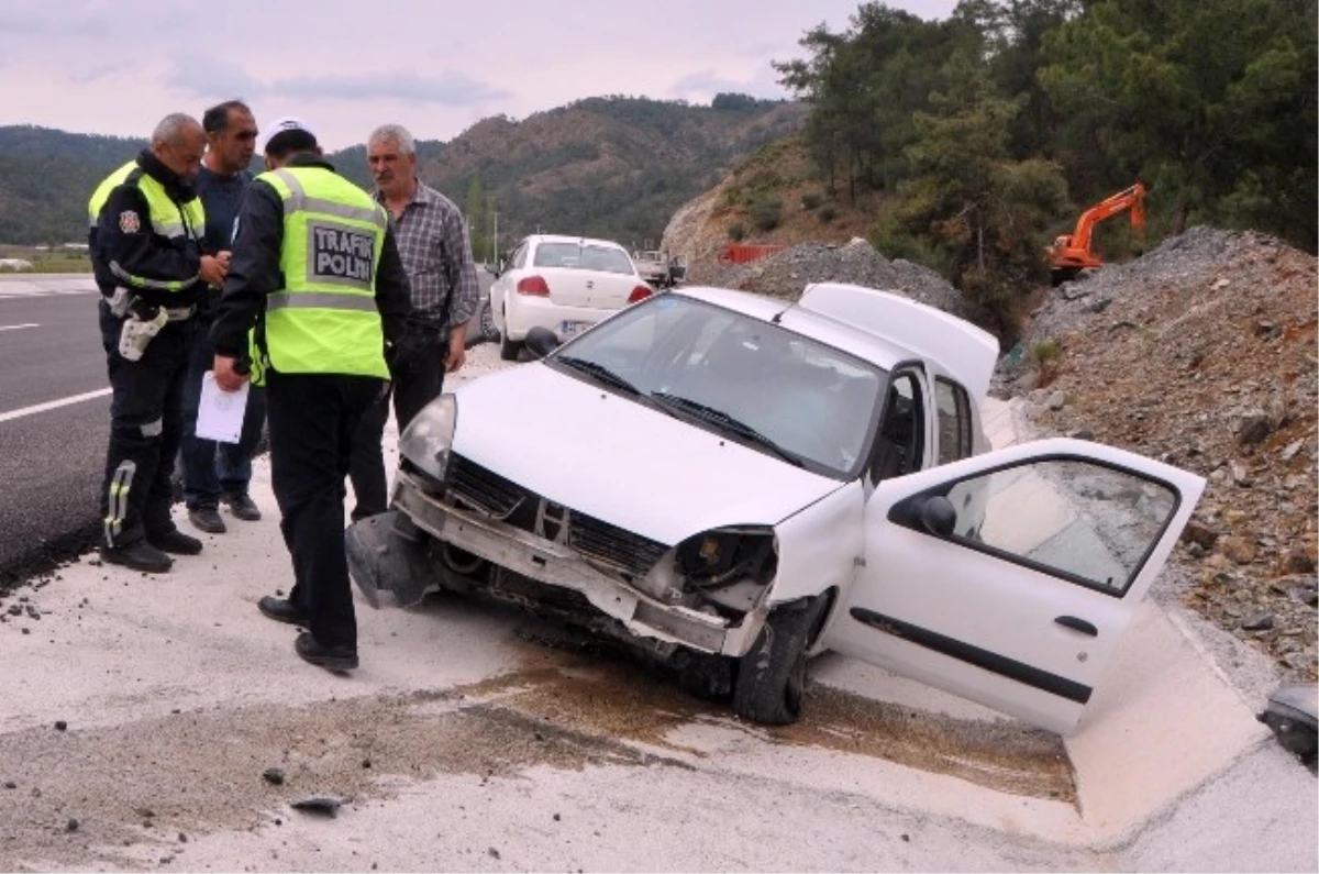 Muğla\'da Lastiği Patlayan Araç Yoldan Çıktı