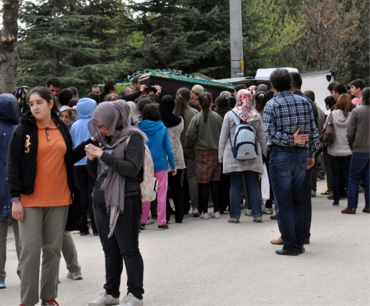 Sulama Kanalına Atlayan Genç Kızın Cenazesi Toprağa Verildi