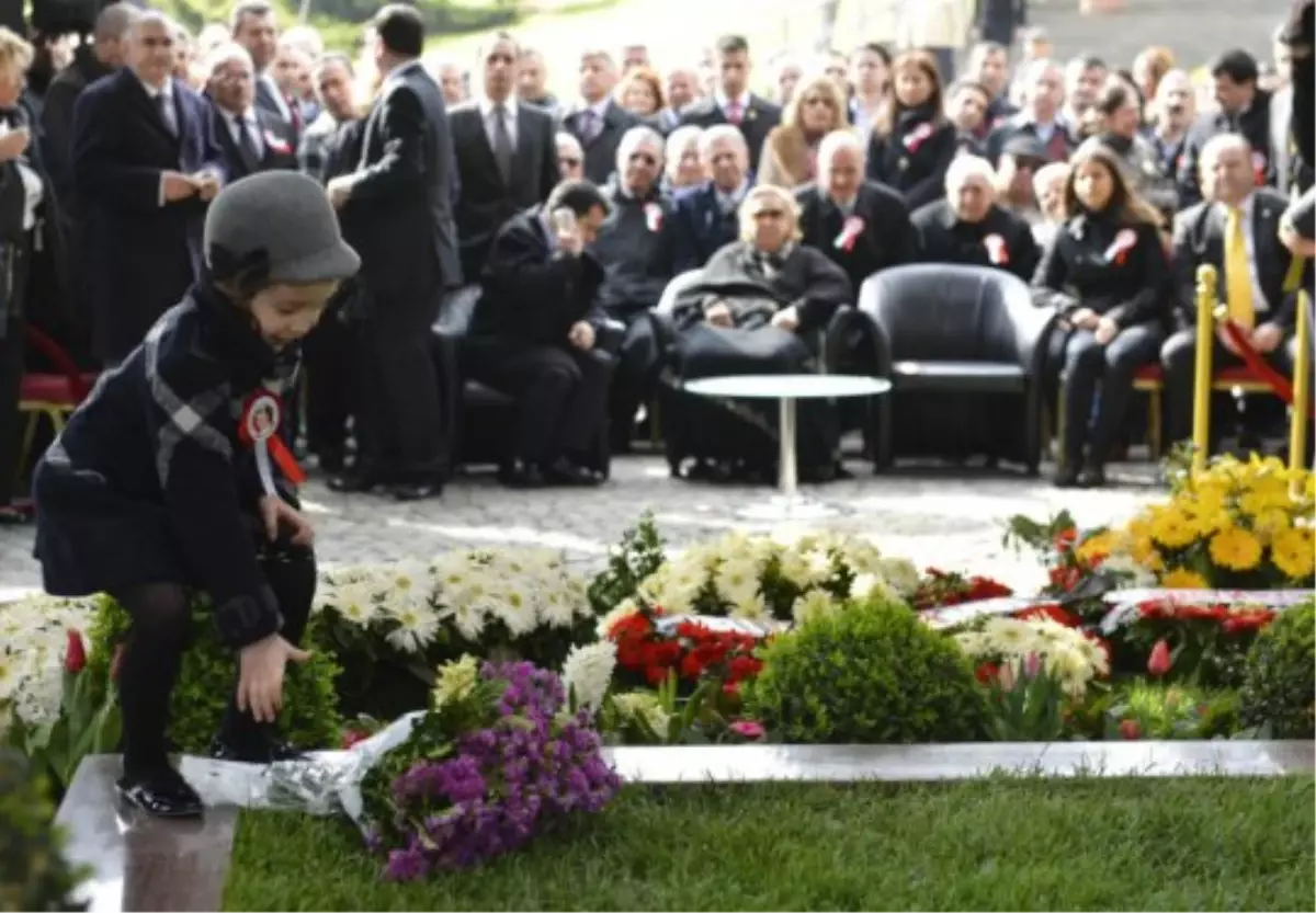 Torun Serra Özal Dedesinin Kabrine Çiçek Bıraktı