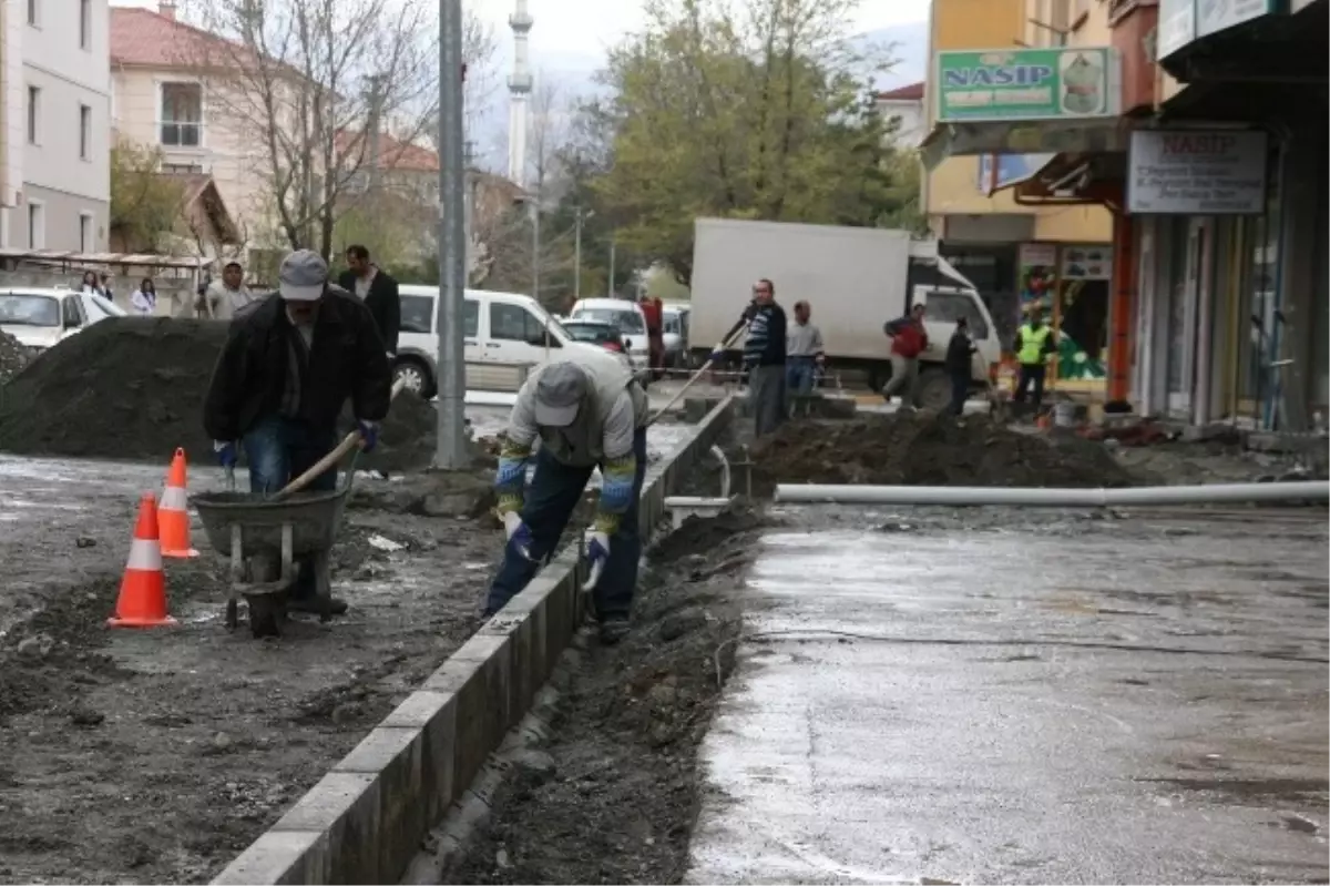 Asfalt ve Kaldırım Çalışmaları Devam Ediyor