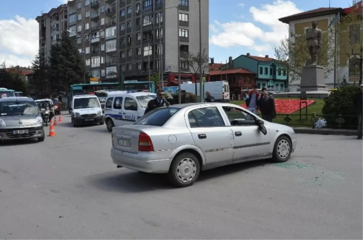 Atatürk Kavşağında Trafik Kazası, 2 Yaralı