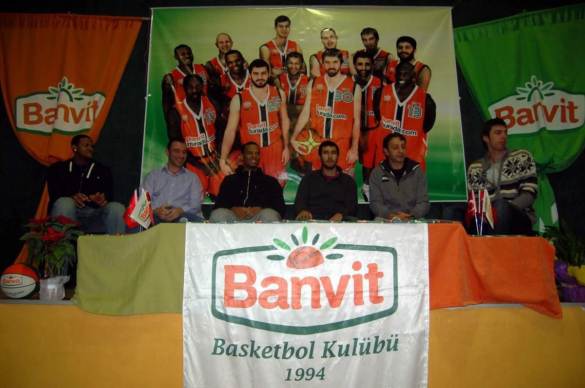 Banvit\'ten Okul Bahçesine Basketbol Sahası