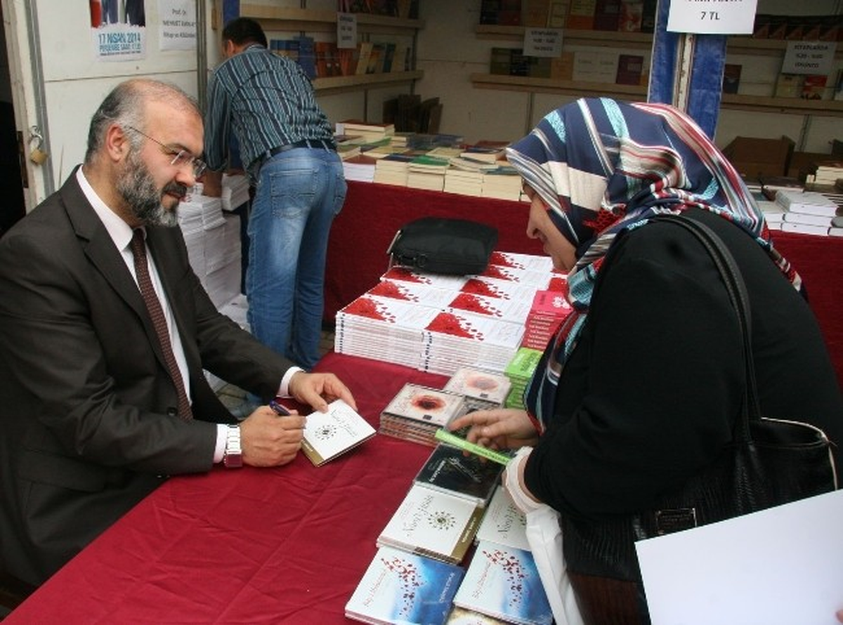Bursa Müftüsü Kitap ve Cd\'lerini İmzaladı