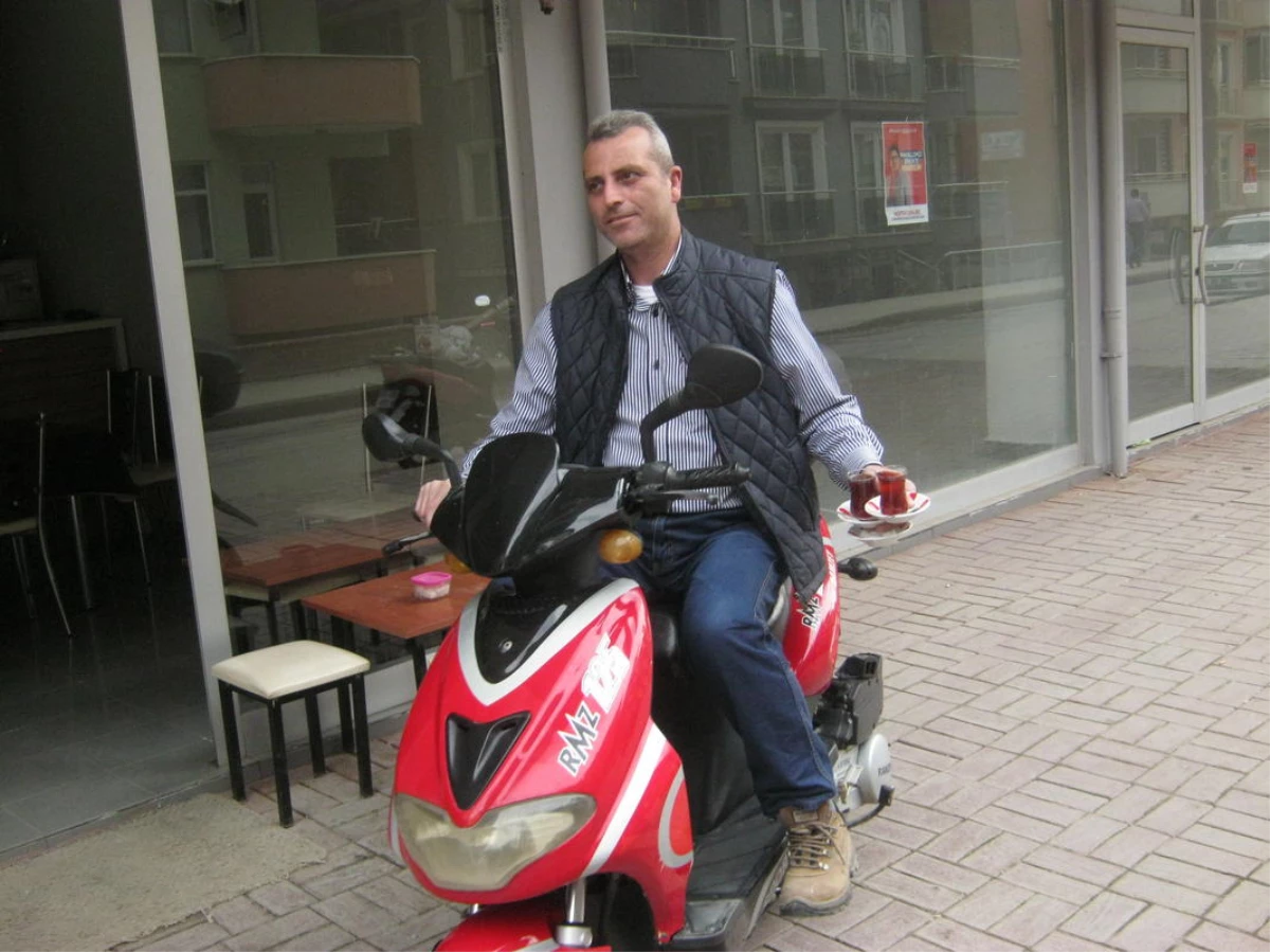 Erbaa\'da Çay Servisini Motosikletiyle Yapıyor
