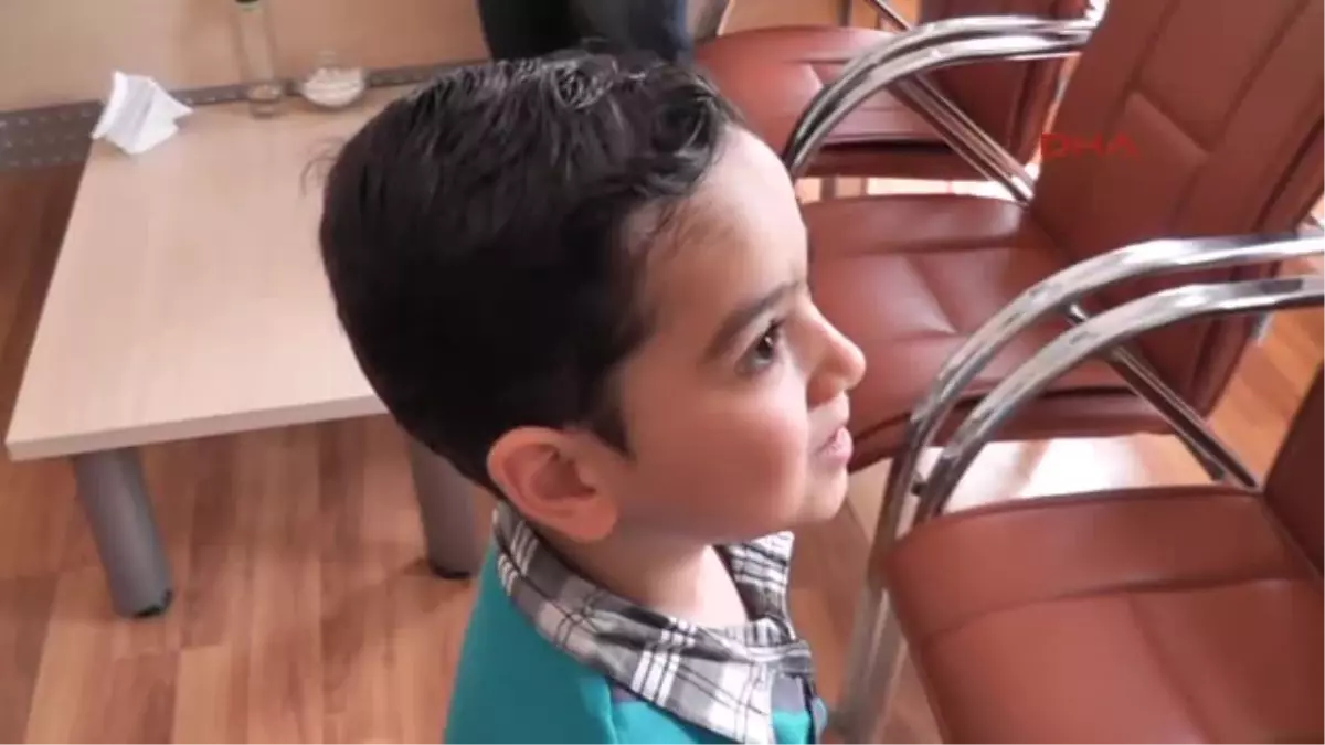 İstiklal Marşı\'nı Okuyan Suriyeli Ömer Konteyner Kente Döndü