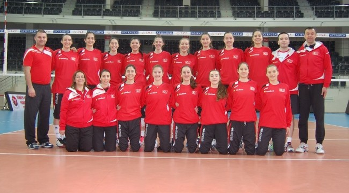 Genç Kadın Milli Voleybol Takımı, İstanbul\'da Kampa Giriyor