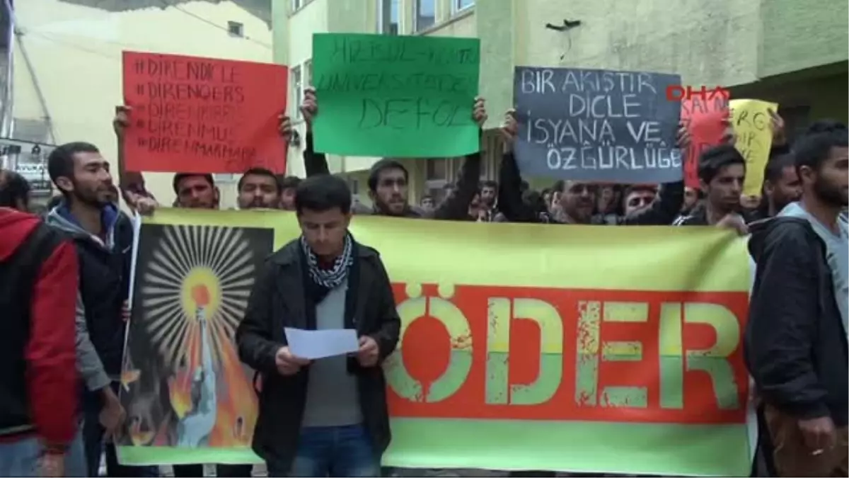 Hakkari\'de Üniversitelilerden Barzani\'ye Hendek Tepkisi
