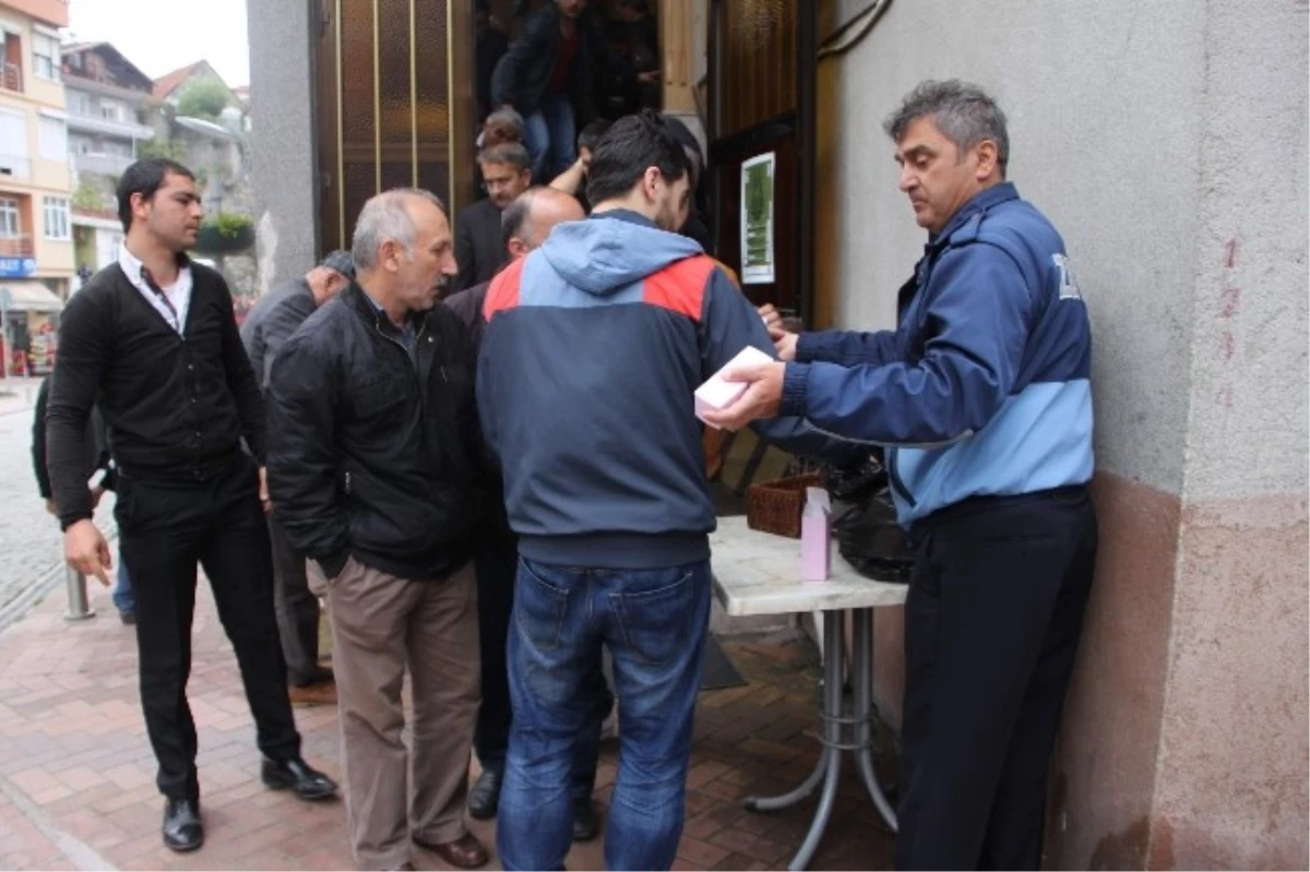 Amasra\'da Halka Kutlu Doğum Hediye Paketi Dağıtıldı