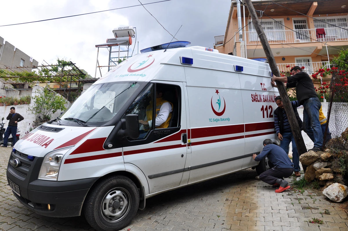 Milas\'ta Hasta Taşıyan Ambulansın Üzerine Direk Devrildi