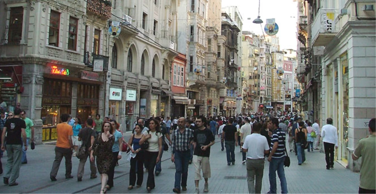 İntihar Girişimi Yüzünden Kapatılan İstiklal Caddesi Açıldı