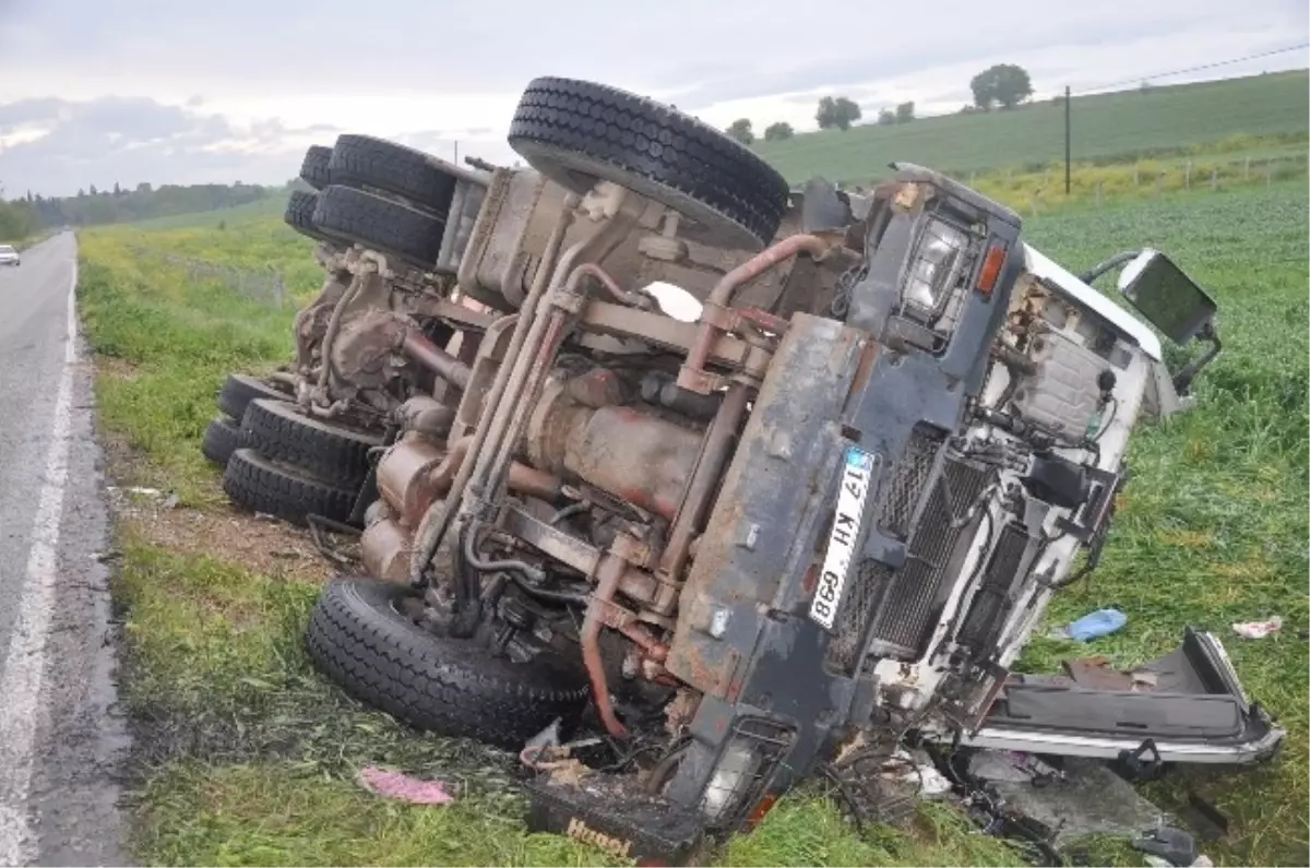 Karabiga Yolunda Beton Mikseri Kaza Yaptı