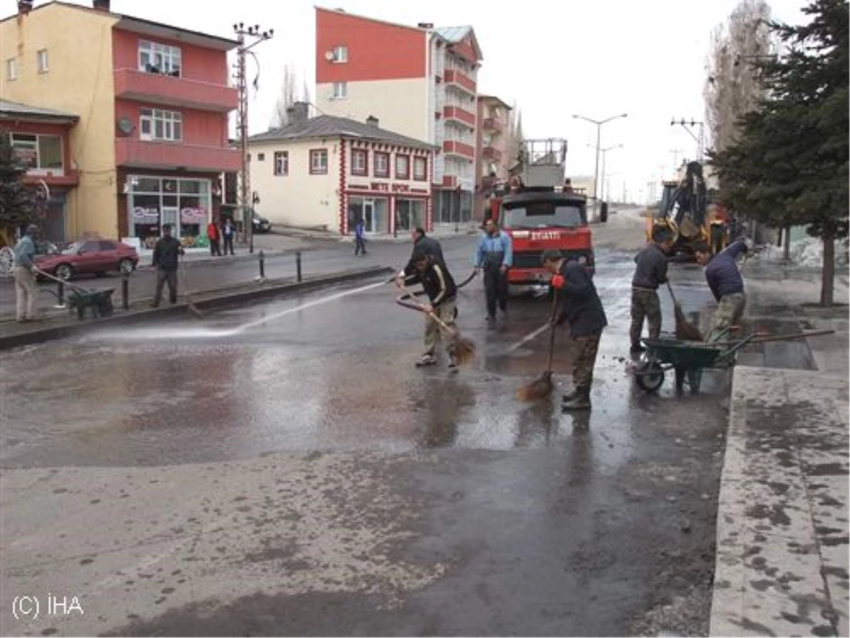 Kars\'ta İtfaiye Ekipleri Yolları Yıkadı