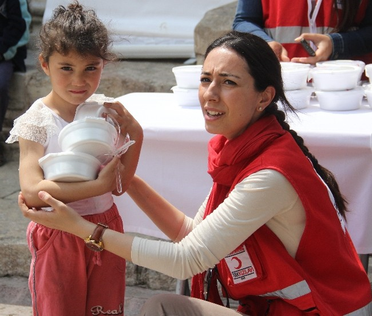 Kızılay Cuma Namazı\'ndan Çıkanlara Pilav Dağıttı