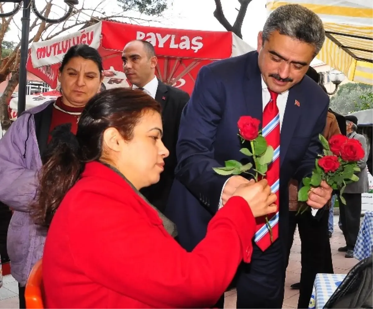 Nazilli Belediyesi Gül Dağıttı