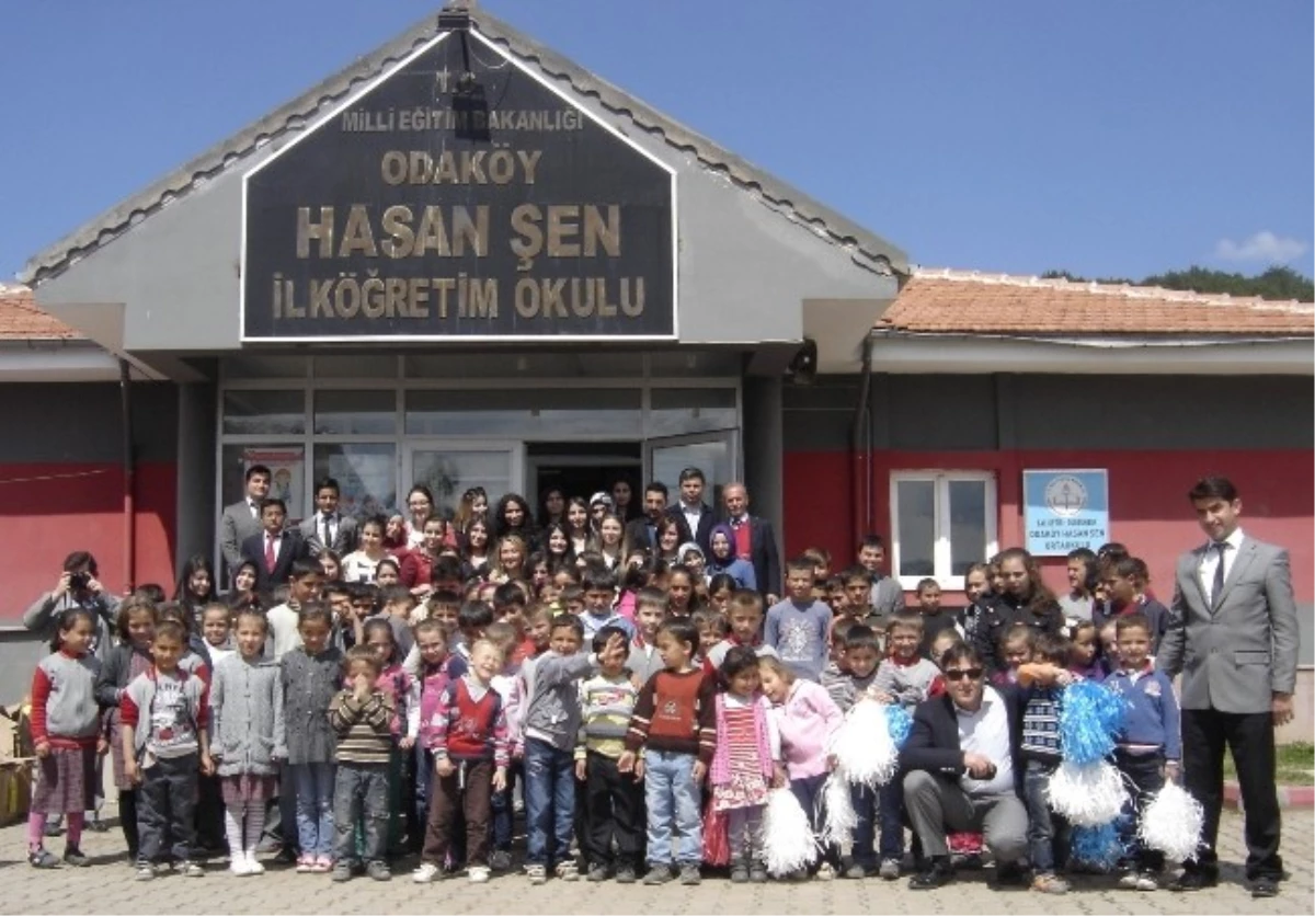 Balıkesir\'de Öğrencilerden Köy Okullarına Yardım Projesi