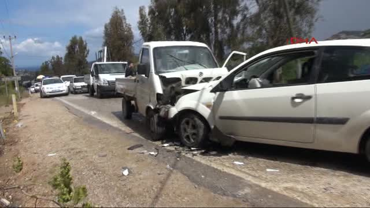 Bodrum\'da Otomobille Kamyonet Çarpıştı: 2 Yaralı
