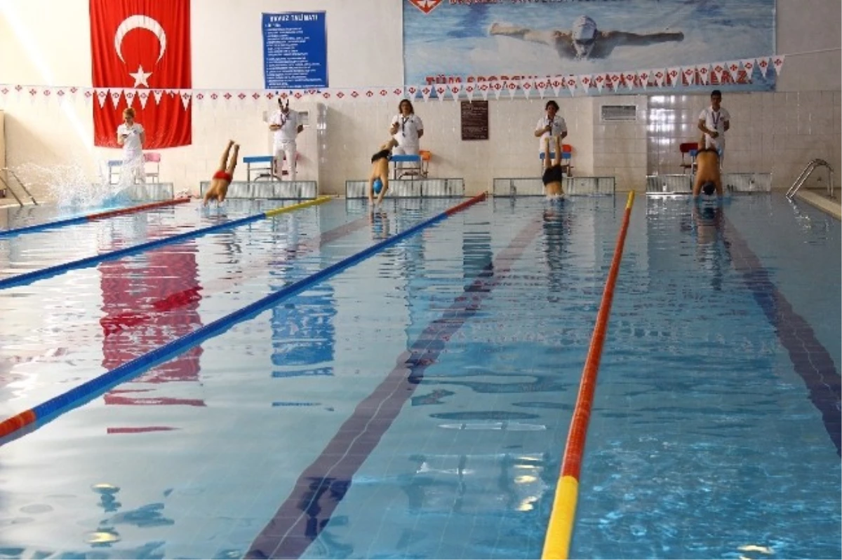 Özel Başkent Okulları\'nda Yüzme Turnuvası