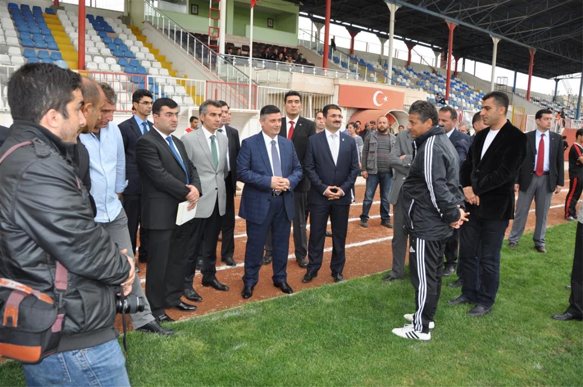 Vali Arslan, Batman Petrolspor Takımının İdmanını İzledi