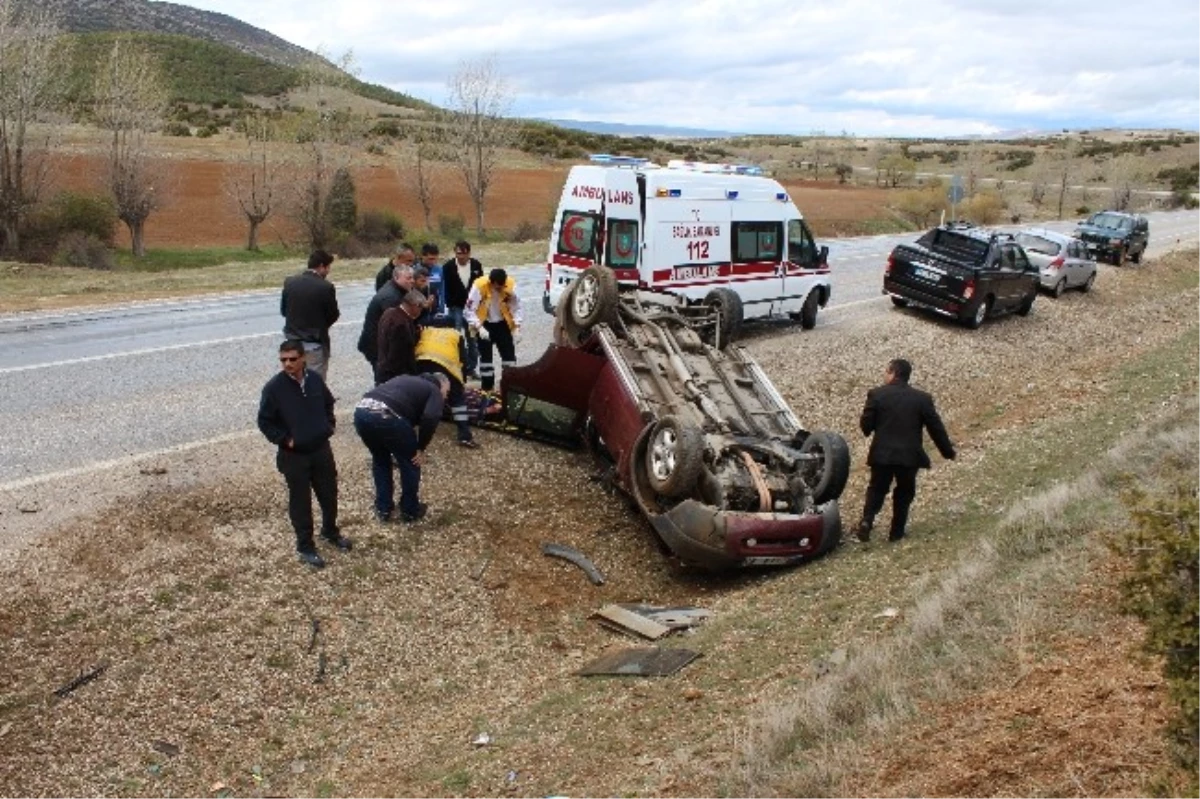 Yağmurda Kayan Araç Takla Attı: 2 Yaralı