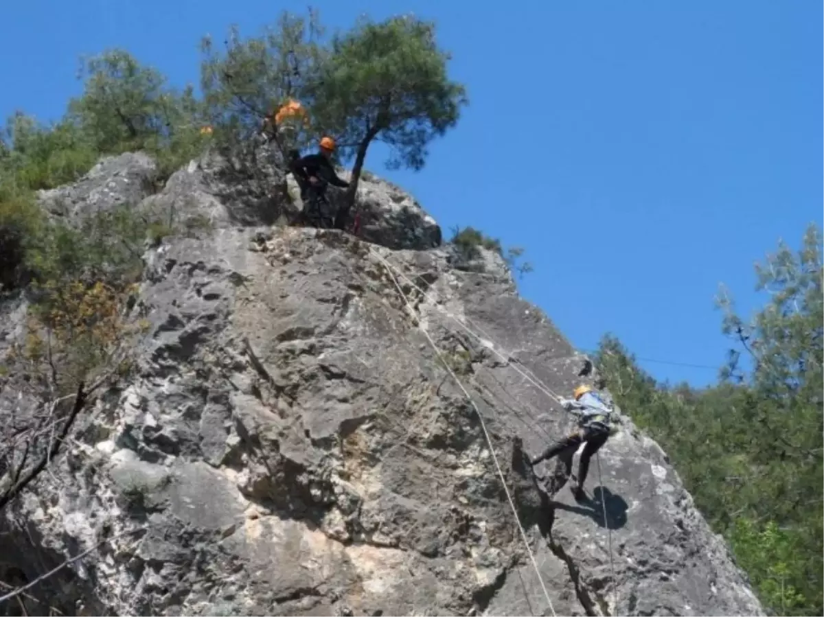 Yetiştirme Yurdundaki Gençler Kayalara Korkusuzca Tırmandı