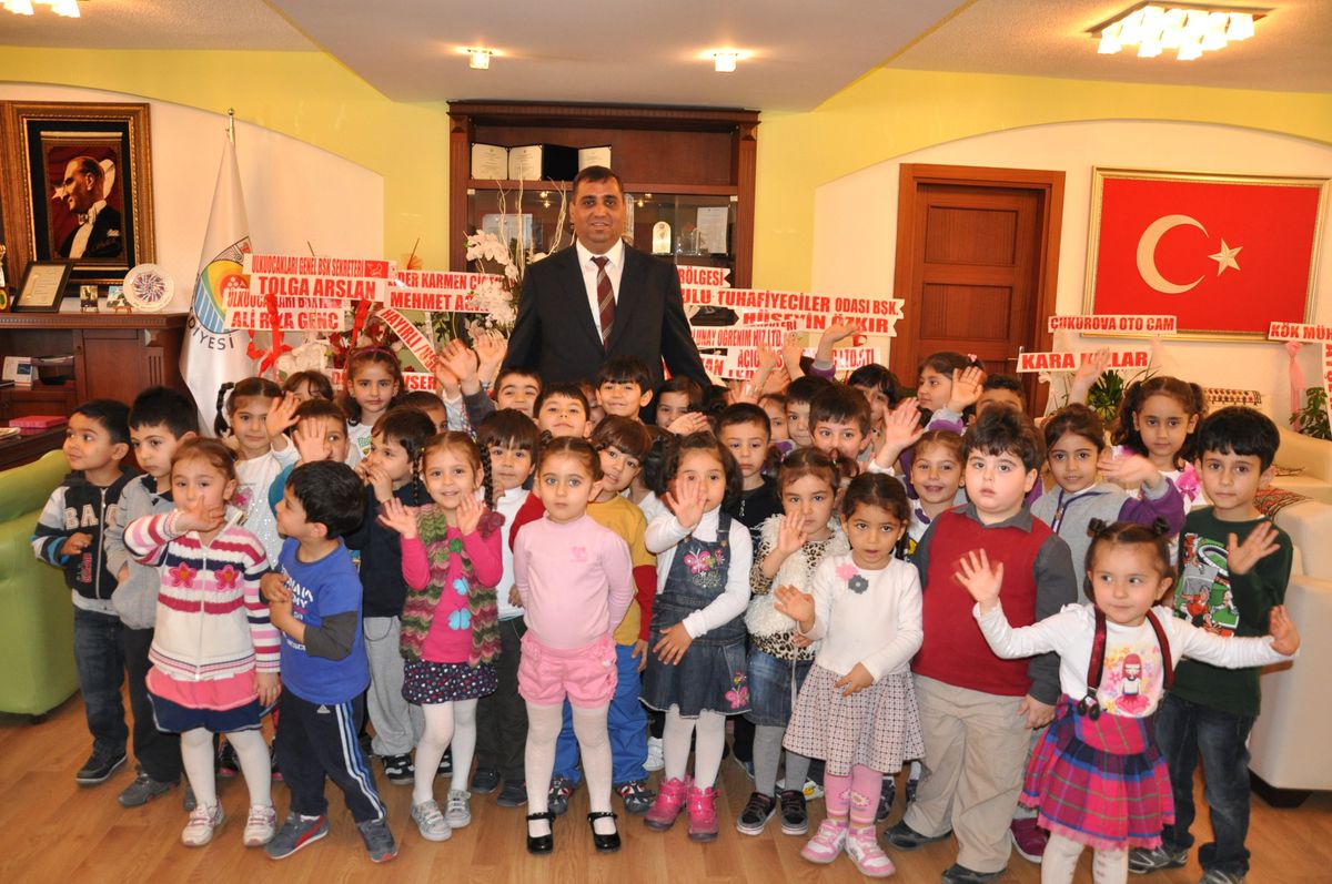BAŞKAN Can\'dan Çocuklara Bayram Hediyesi