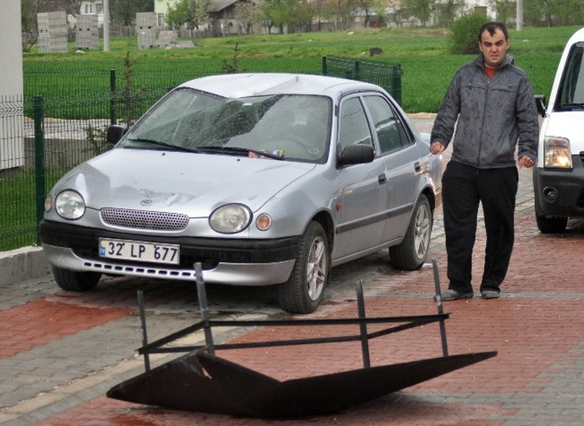Bolu'da Binanın Baca Rüzgarlığı Otomobilin Üzerine Düştü