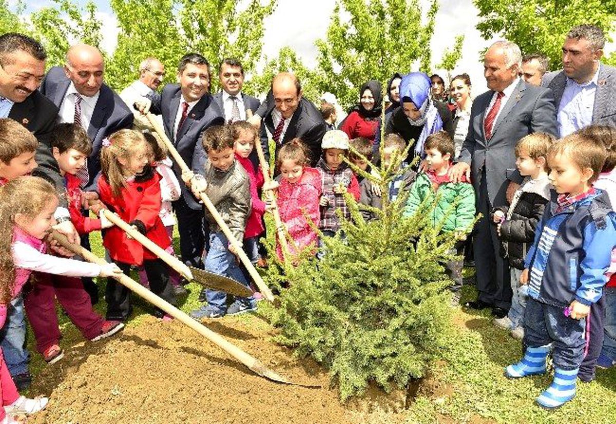 Edebali Çocuklarla Fidan Dikti