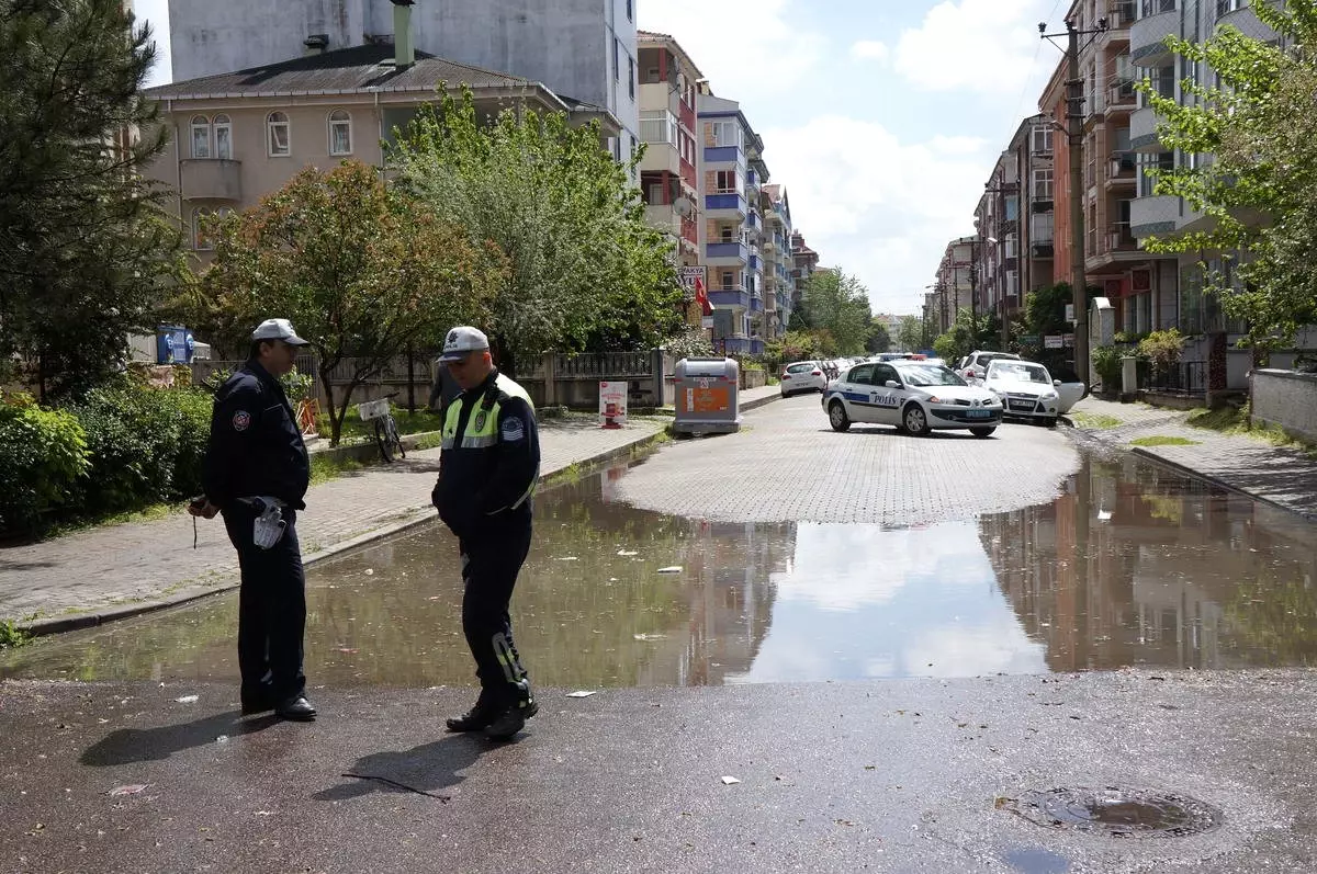 Edirne\'de Sağanak Yolu Trafiğe Kapattı