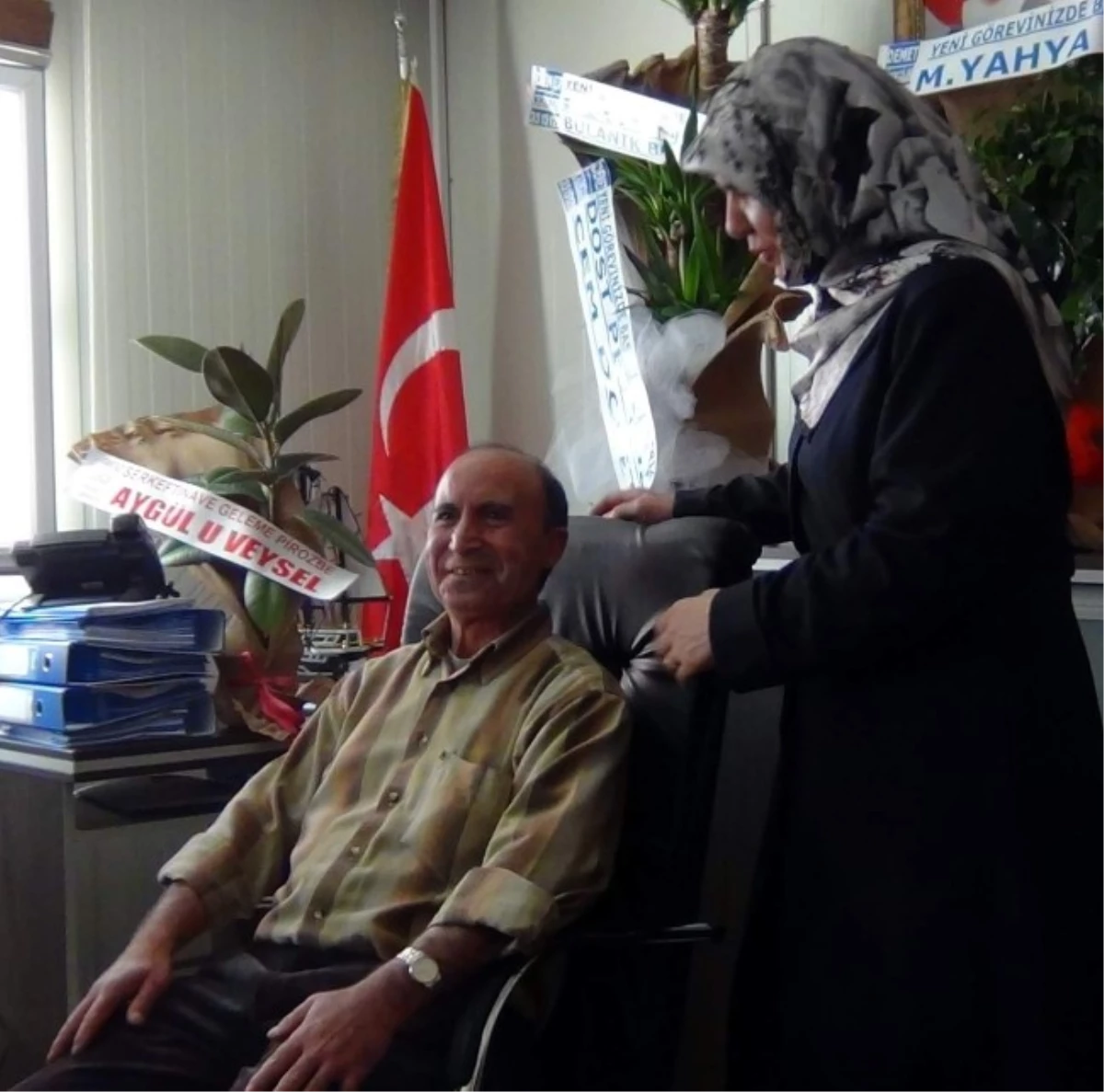 Erciş Belediye Başkanı Eski Koltuğunu Çaycısına Hediye Etti