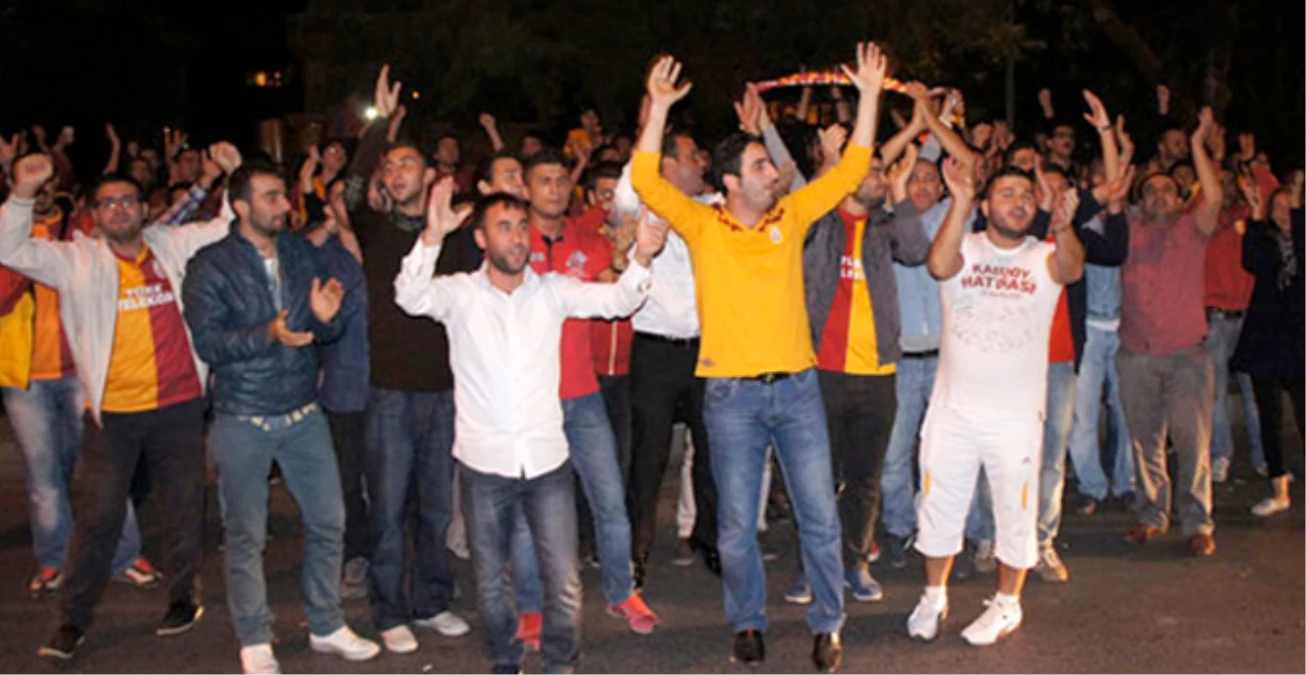 Galatasaray Taraftarı, Florya\'da Toplandı