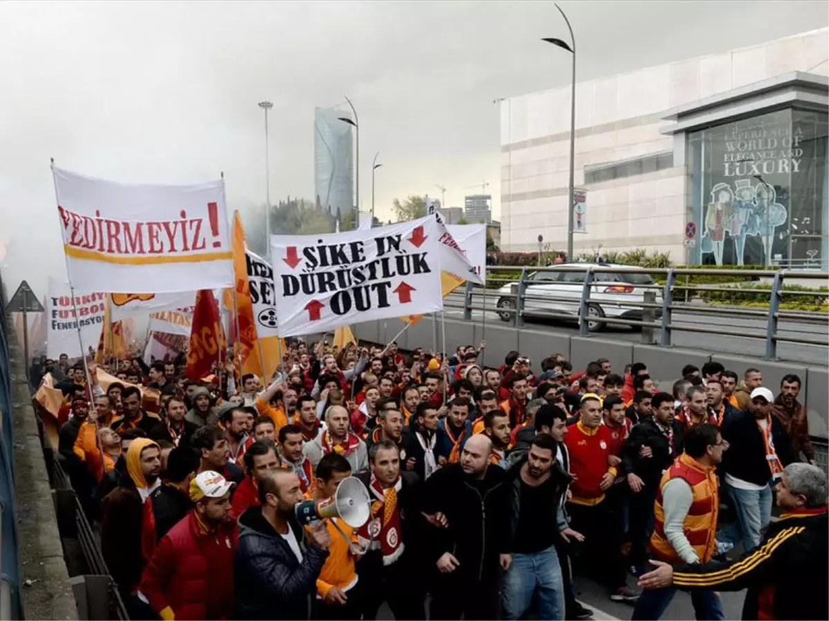 Galatasaray Taraftarı Florya\'yı Bastı