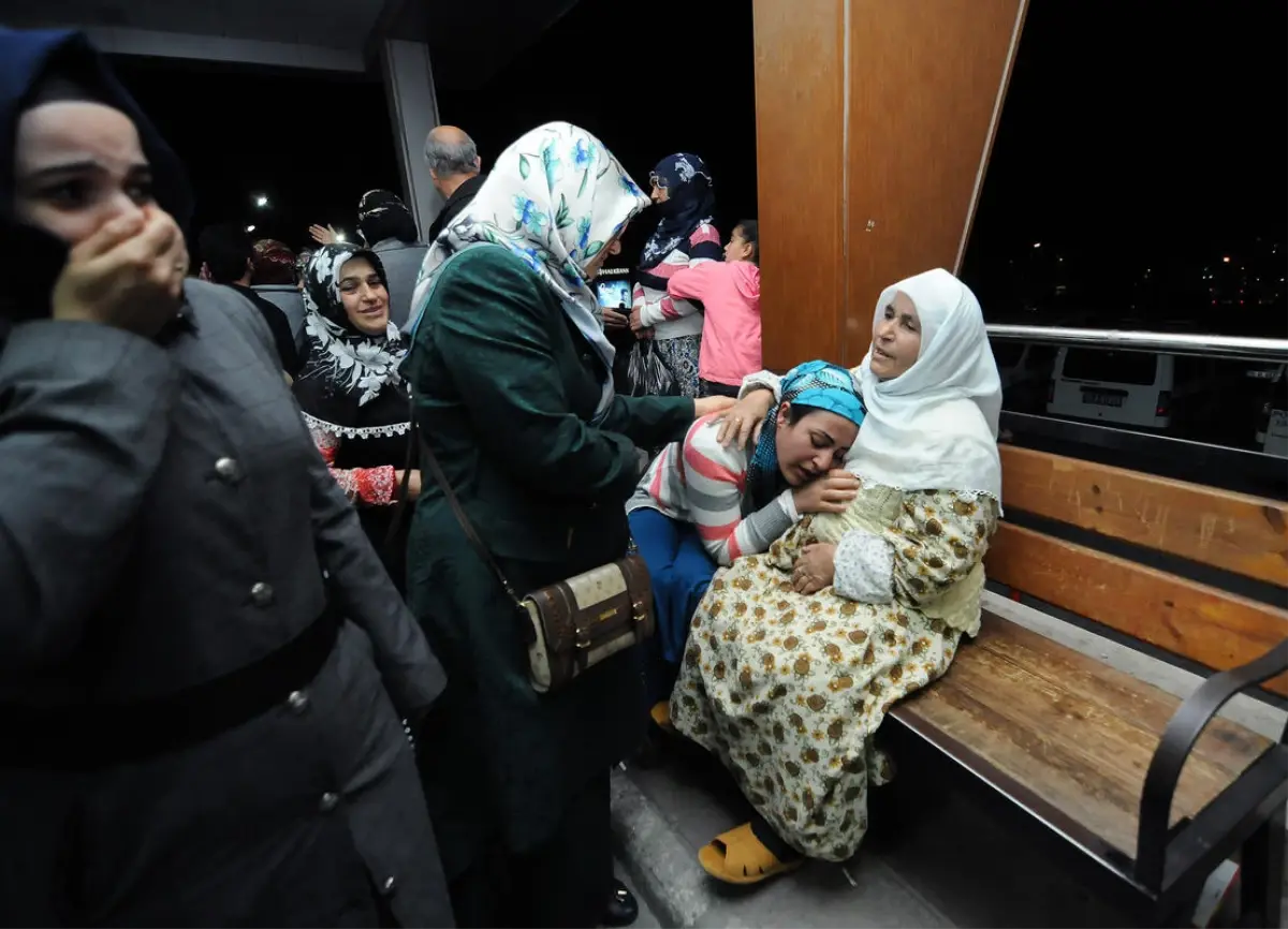 İzmir Valisi Toprak Kazada Yaralananları Ziyaret Etti