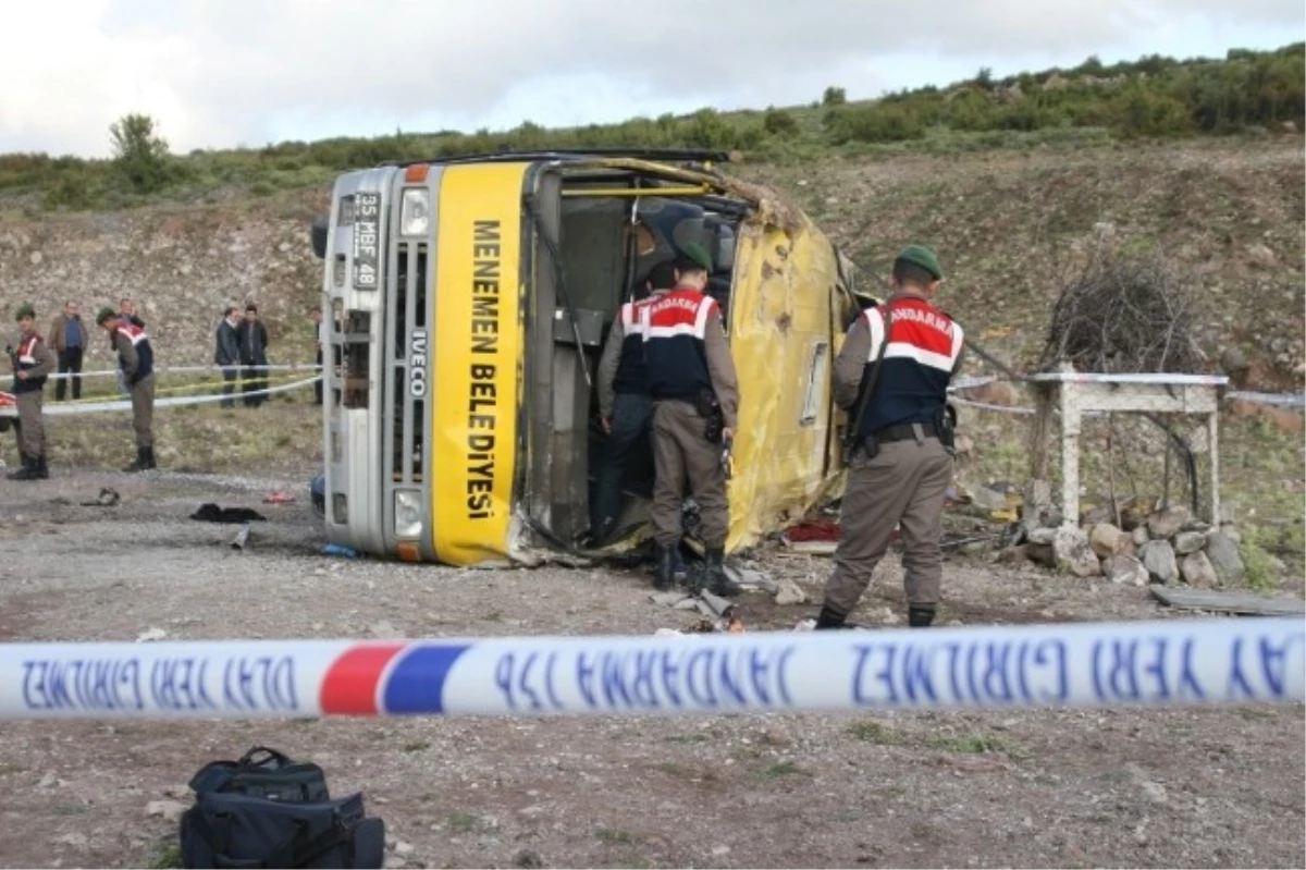 İzmir\'de Otobüs Devrildi: 6 Ölü, 31 Yaralı