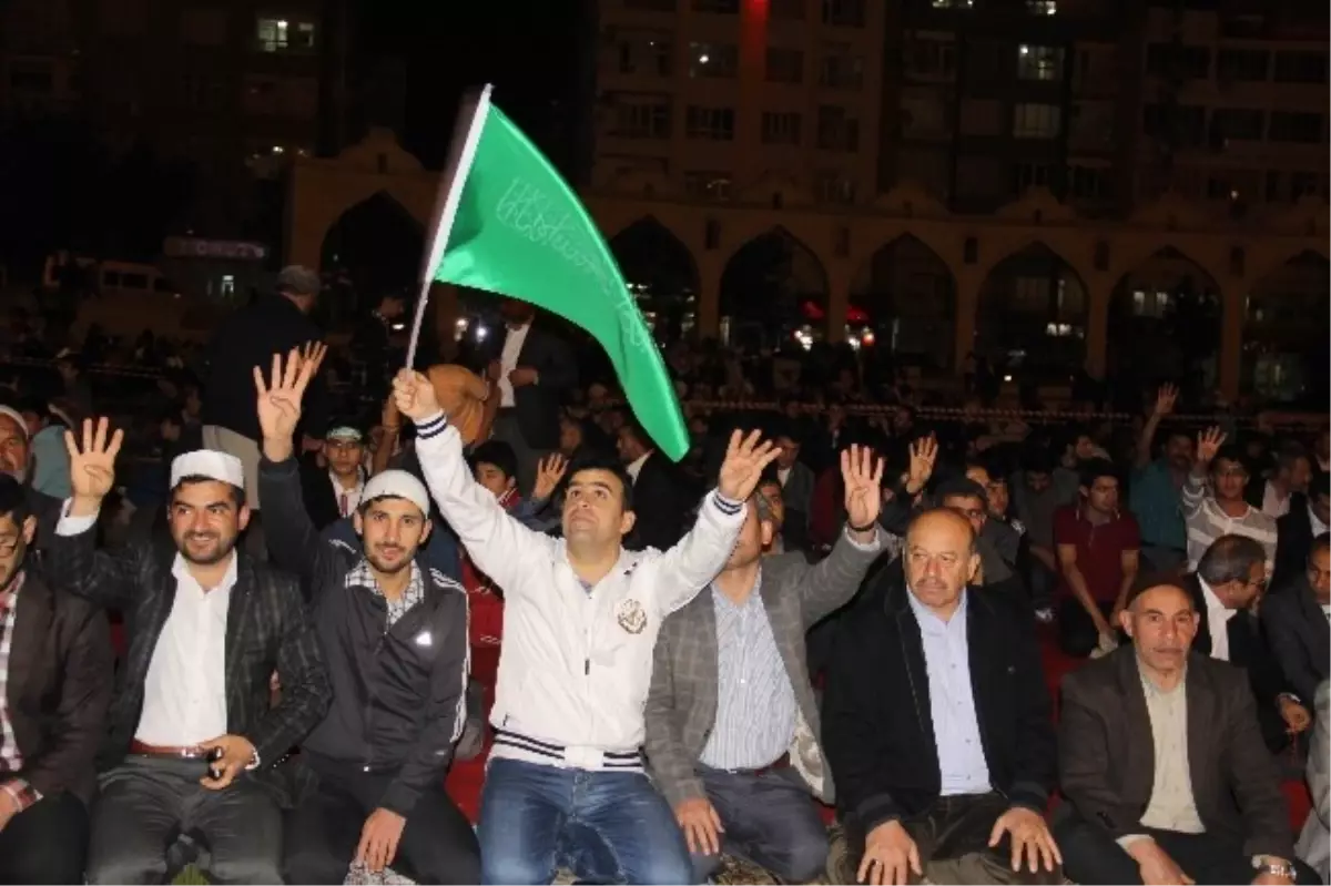 Namaz Kılıp, Dua Ederek, Protesto Ettiler