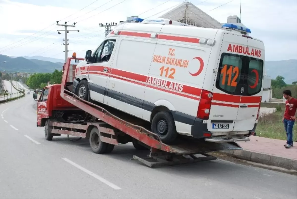 Niksar\'da Ambulansla Otomobil Çarpıştı