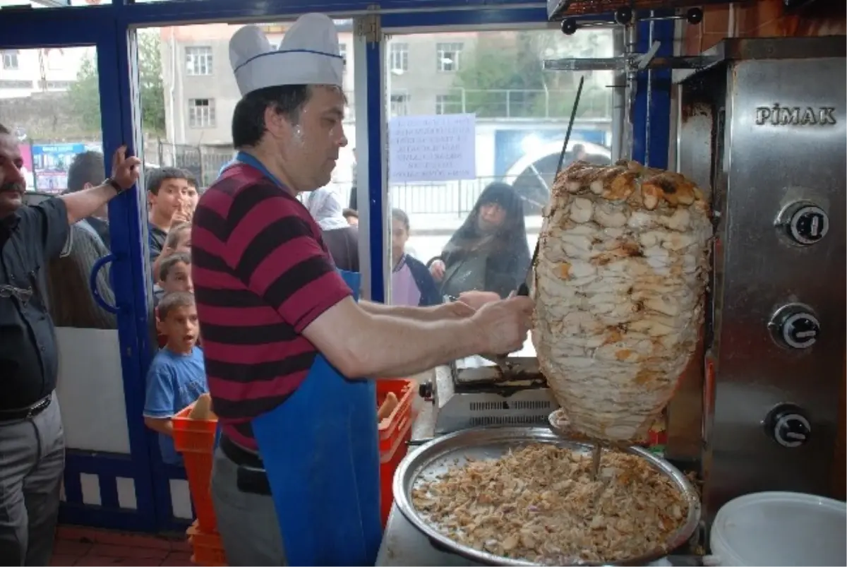 Niksar\'da Bedava Döner ve Yemek Dağıtıldı