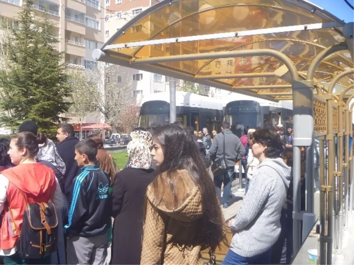 Öğrencilerin Tramvaya Kaçak Binmesi Gerginliğe Neden Oldu