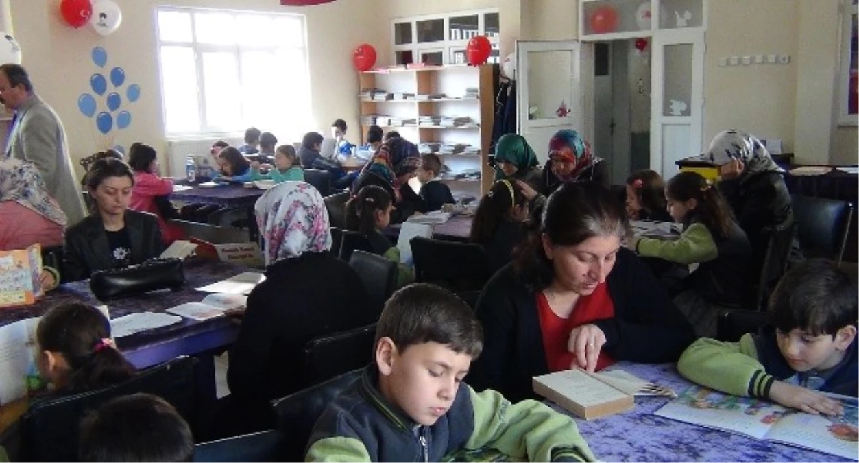 Demirci\'de Minikler Anneleriyle Birlikte Okuma Saati Yapıyor