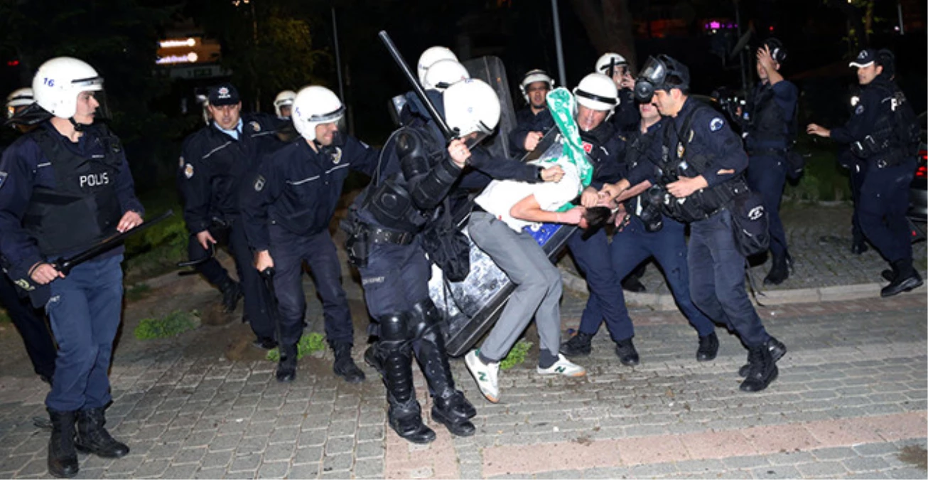 Bursa\'da Taraftarı Gözünden Yaralayan Polis Açığa Alındı