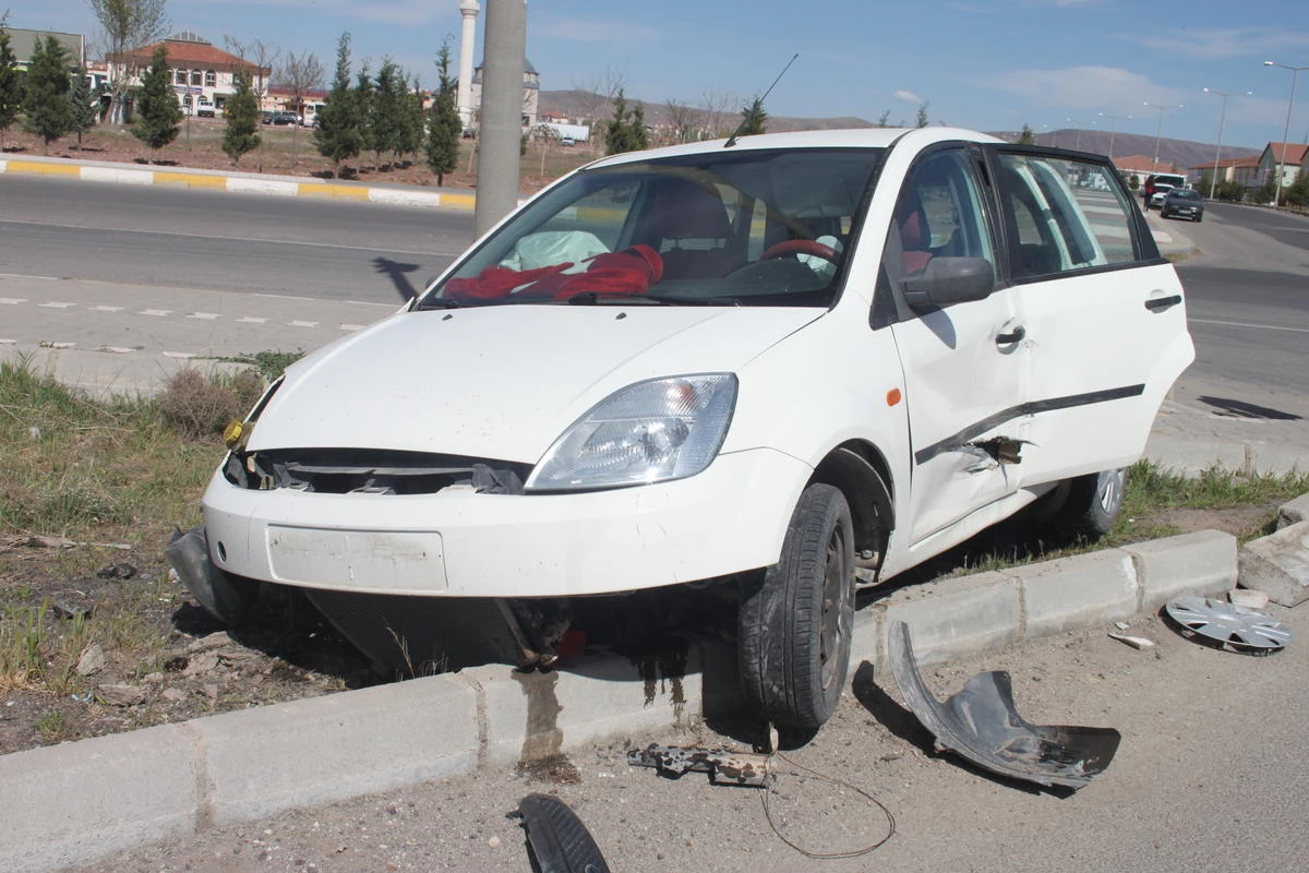 Aksaray\'da İki Otomobil Çarpıştı: 4 Yaralı