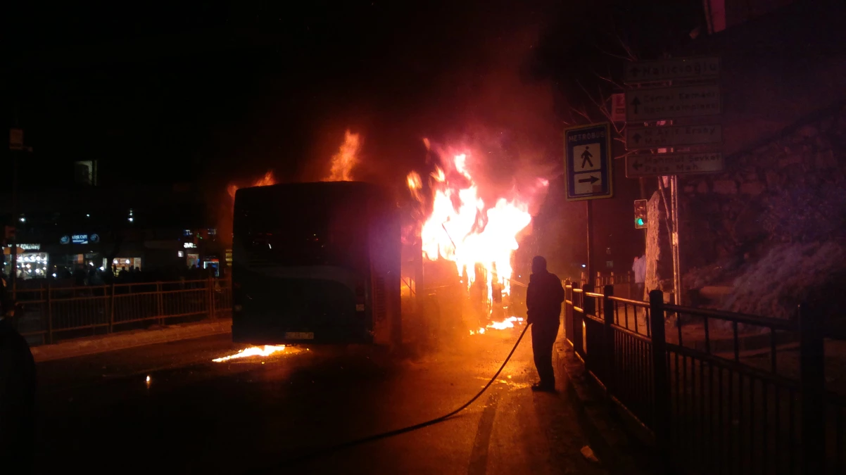Gaziosmanpaşa\'da Halk Otobüsüne Molotoflu Saldırı